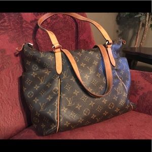 Outstanding authentic Louis Vuitton Totally PM
